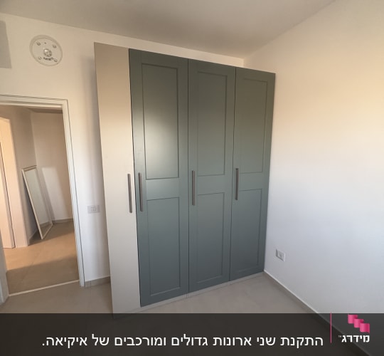 ארון בגדים בחדר ריק עם רצפת אריחים